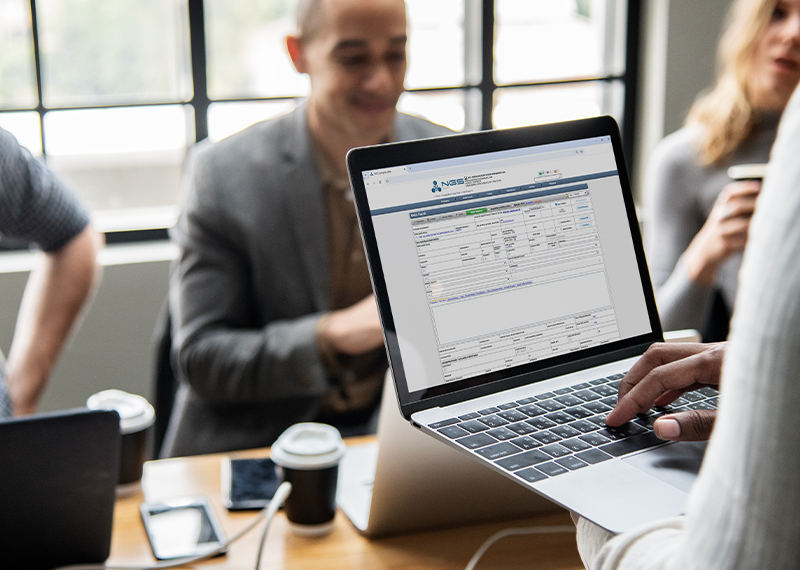 Dispositivos móveis e computadores conectados representando acessibilidade multiplataforma